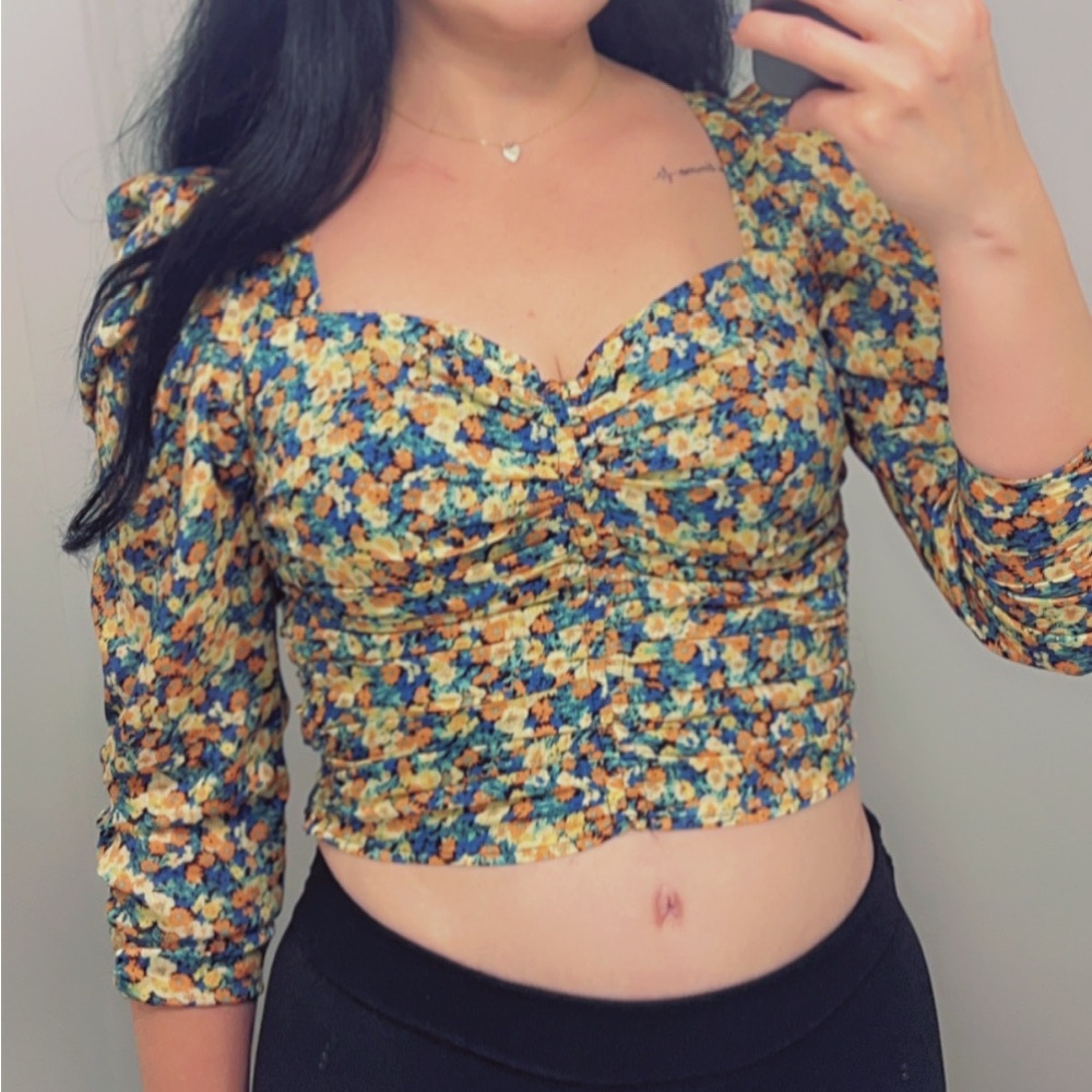 Such a cute crop top, you can wear a winter or summer